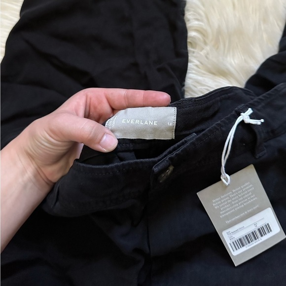 EVERLANE The Relaxed Chino In Black - Picture 5 of 7